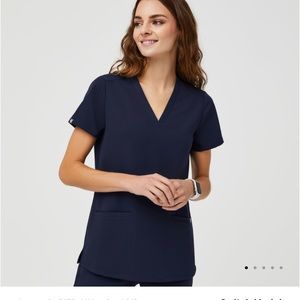 Casma™ Three-Pocket Scrub Top